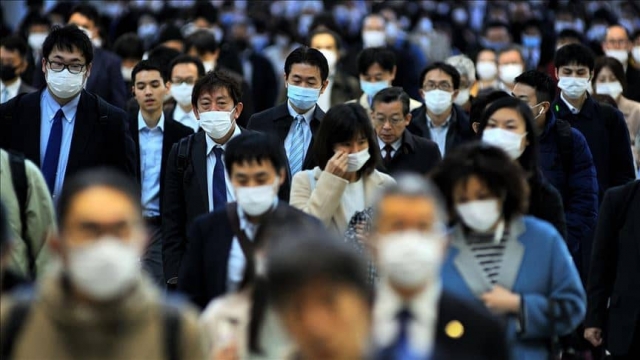 Récord de contagios de COVID alarma en Tokio.