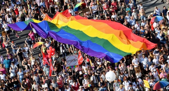 Hungría prohíbe hablar de homosexualidad en escuelas.
