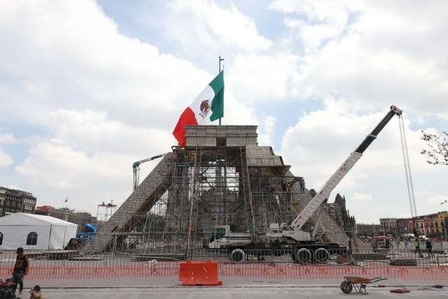 Llega al Zócalo capitalino la réplica de la Pirámide de Kukulkán