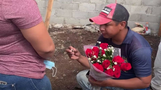 Albañil le pide matrimonio a su novia en medio de una obra.