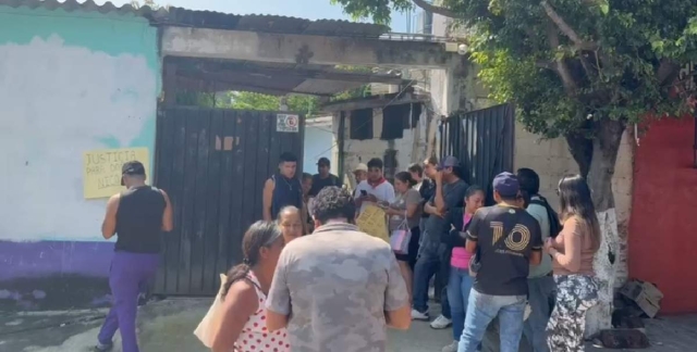 Vecinos se unieron para impedir el desalojo de la mujer.
