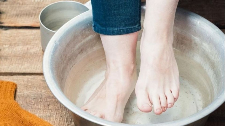 ¿Cómo utilizar el vinagre de manzana y el bicarbonato de sodio para curar los pies?