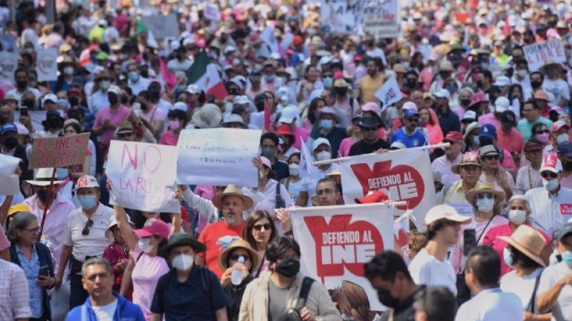 Marchan miles contra la reforma electoral de AMLO