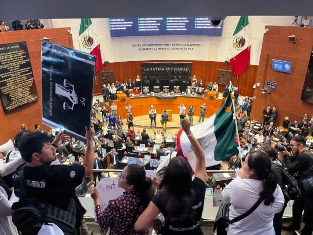 Manifestantes irrumpen en el Senado y suspenden discusión sobre reforma judicial