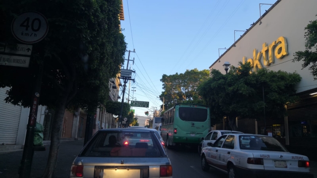 Intenso tráfico en avenida Morelos por cierre de circulación