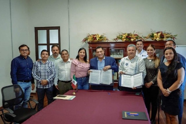 Autoridades del ITC y municipales asistieron a la firma del convenio.