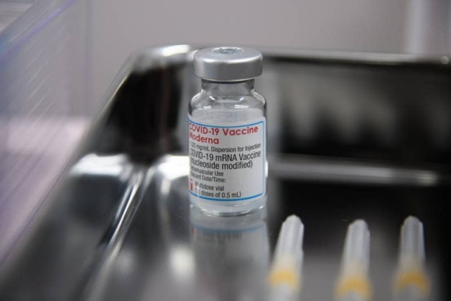 EEUU podría autorizar media dosis de la vacuna de Moderna.