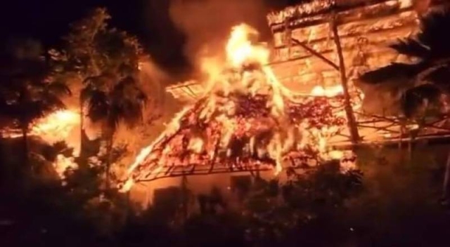 Holbox en llamas: un voraz incendio consume hoteles en la isla