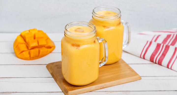 Prepárate un delicioso smoothie de mango con avena y dale un toque dulce y saludable a tu desayuno