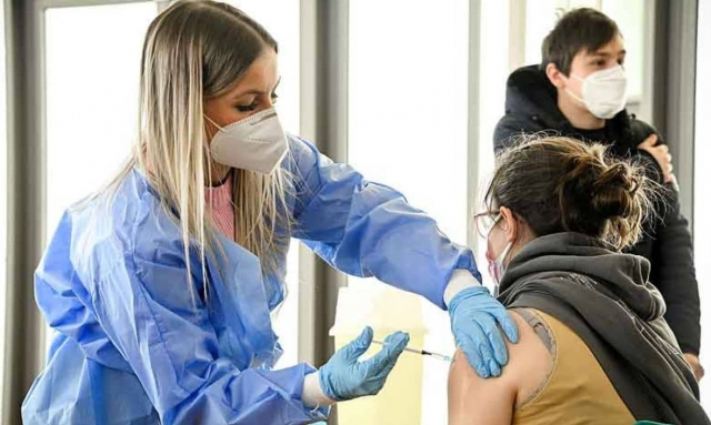 4 millones de franceses se vacunaron contra COVID por anuncio de restricciones.