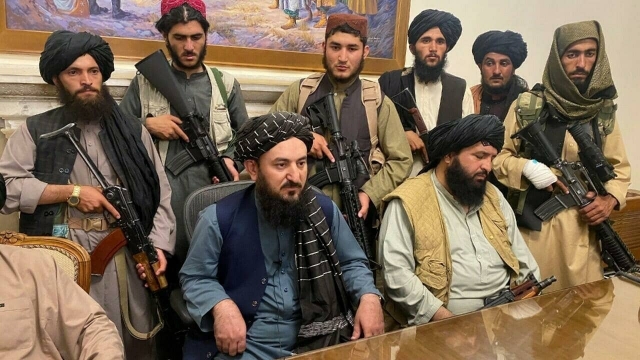 Talibanes postergan presentación de Gobierno afgano.