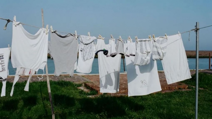 3 errores que cometes al secar la ropa blanca al sol y que arruinan tus prendas