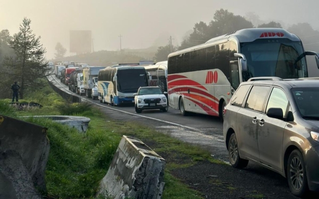 Autopista México-Puebla sigue bloqueada por manifestantes