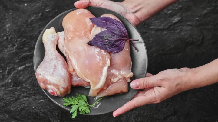 ¿Por qué es tan peligroso lavar la carne de res y pollo antes de cocinarla?