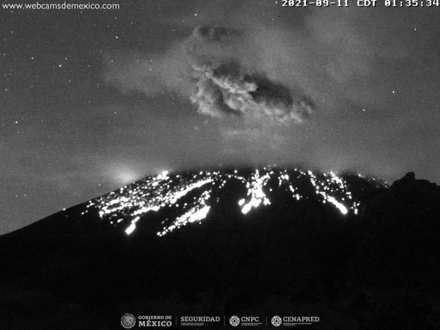 Volcán Popocatépetl lanza fumarola.