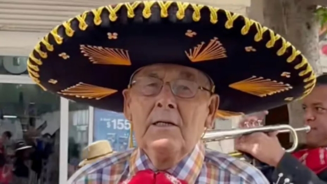 VIDEO: Abuelito Chileno Cumple Su Sueño de Cantar con Mariachi en México