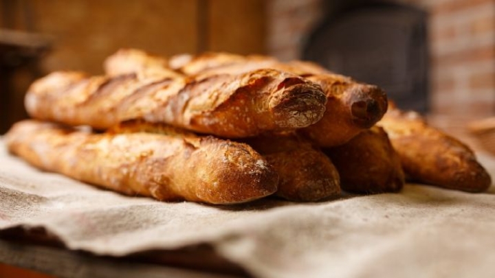 ¿Cómo hacer baguette crujientes en casa? Así puedes elaborar este tradicional pan