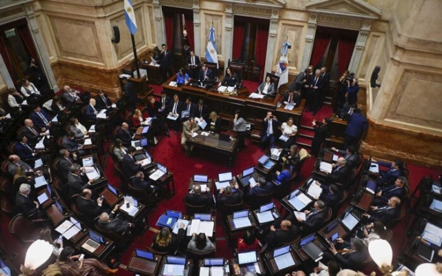 Senado argentino aprueba la &#039;ley ómnibus&#039; de Milei en medio de protestas