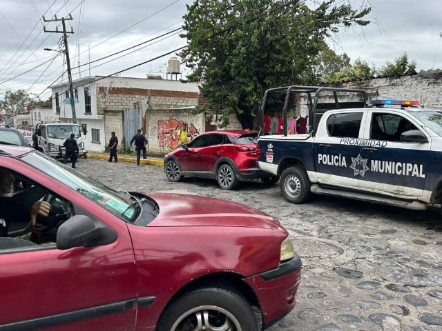 El individuo trató de huir, pero fue sometido por los policías.