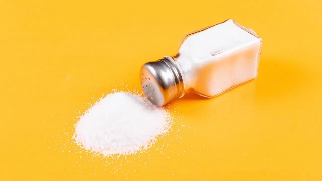 Señales claras de que has comido mucha sal y debes reducir su consumo