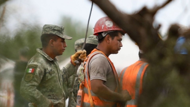 Suspenden descensos de rescatistas en Sabinas; regresa agua al Pozo 2 de la mina