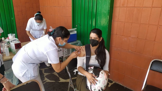 Aplican segundas dosis de la vacuna contra covid-19 a jóvenes de Jiutepec