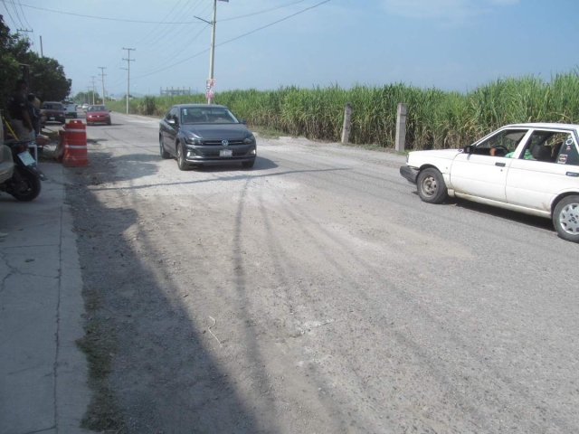  El personal que realiza el trabajo de bacheo deploró que quienes transitan en sus vehículos los insultan y los critican por hacer una obra mal hecha.