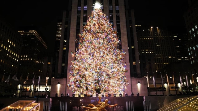 Encienden las luces del árbol del Rockefeller Center.