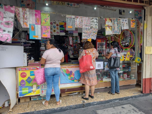 Hasta este domingo continuaron las compras apresuradas para el retorno a las aulas. 