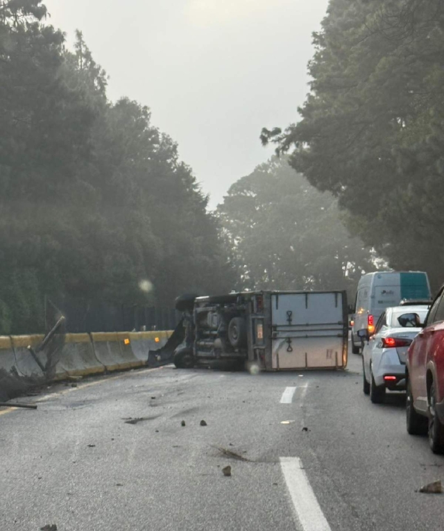 El percance provocó afectaciones en la circulación vehicular.