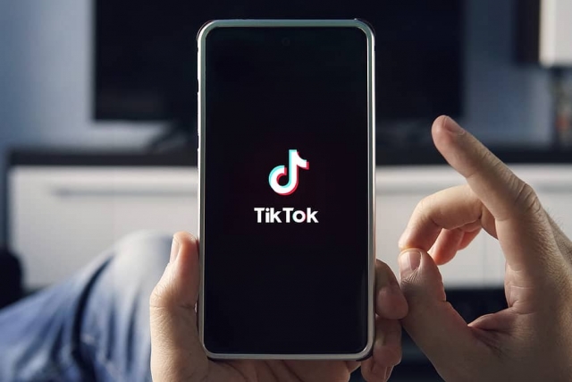 La aplicación de vídeos virales cortos, TikTok, sigue ganando usuarios fuera de las fronteras asiáticas y se acerca a YouTube.