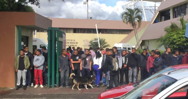 Bloquean estudiantes de la normal de Amilcingo accesos del IEBEM