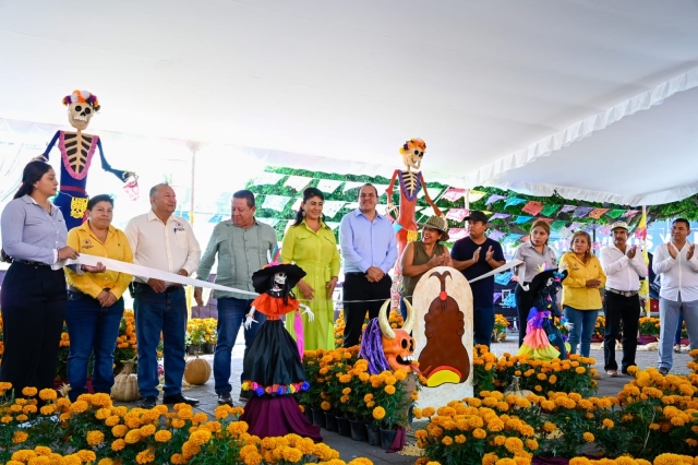 Inaugura Cuauhtémoc Blanco exposición de catrinas monumentales en Jonacatepec