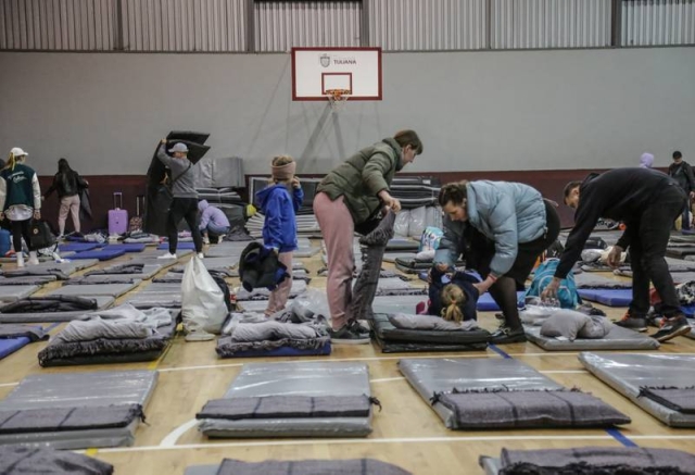 Refugiados ucranianos llegan a México en espera de asilo en EU