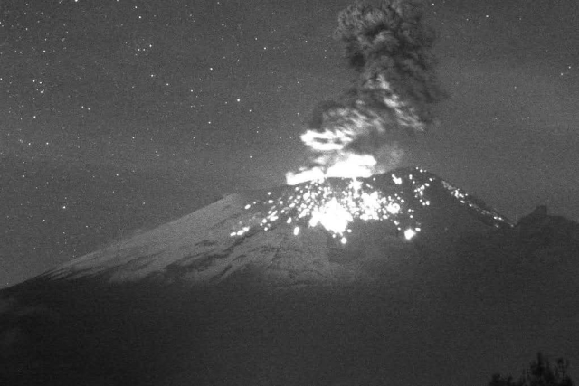 Esperan eventual caída de ceniza por actividad del volcán Popocatépetl