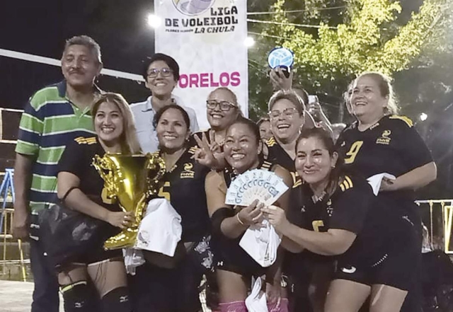 Equipo femenil La Unión, mostrando trofeo, premio en efectivo y playera conmemorativa que las acredita como campeonas de la Liga de Voleibol “La Chula” de la Colonia Flores Magón.