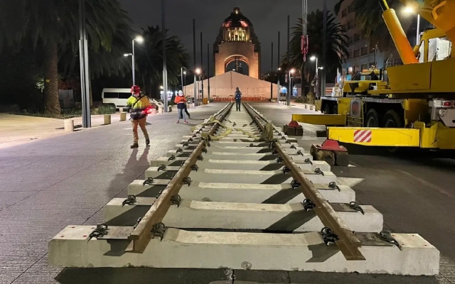 Colocan vía frente al Monumento a la Revolución para exhibir el primer tren de la nueva Línea 1 del Metro