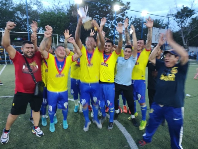 El equipo campeón América Infante festejó en grande el título y se llevó el premio de 80 mil pesos.