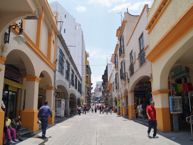 Locatarios de plazas comerciales buscan ocupar la calle Guerrero