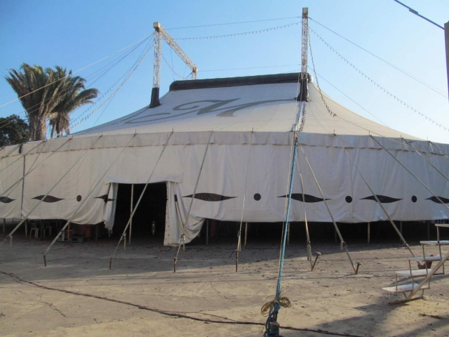 El teatro del pueblo está dentro de la carpa del circo de los “Hermanos Mayar”, en la tradicional Feria de Año Nuevo de Jojutla.