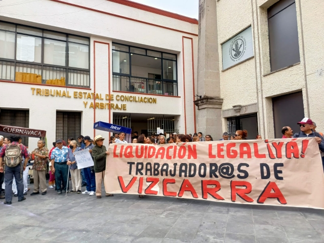 Se manifiestan trabajadores despedidos de Vizcarra ante TECyA