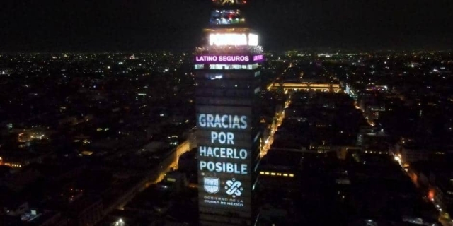 Proyectan mensaje de agradecimiento en Torre Latinoamericana.