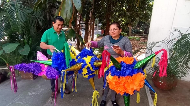 La secretaría de Desarrollo Humano de Cuernavaca entrega 300 piñatas elaboradas en el programa jefas de familia