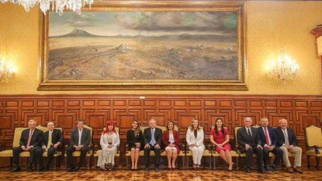 AMLO se reúne con gobernadores electos de Morena.