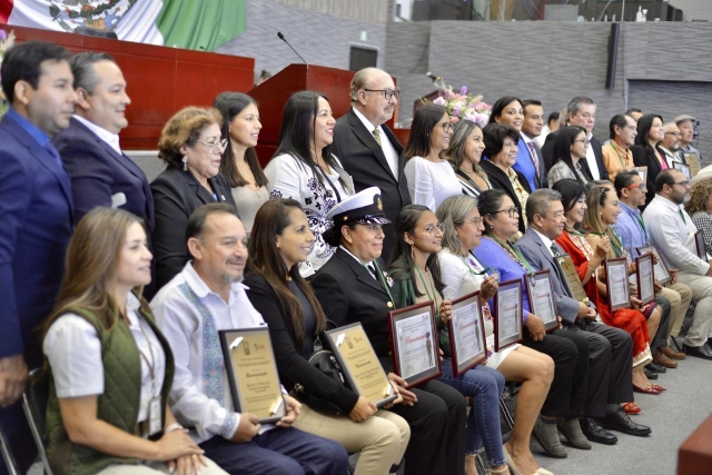 Entrega Congreso del estado Presea &#039;General Emiliano Zapata Salazar&#039; al Mérito al Migrante 2024