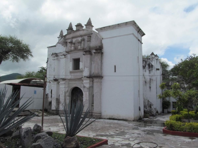 La organización visitó este sábado la capilla dañada y ofreció su ayuda para restaurarla. Está cerrada desde el sismo de 2017.
