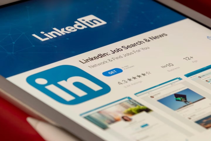 LinkedIn integra ChatGPT para crear los perfiles