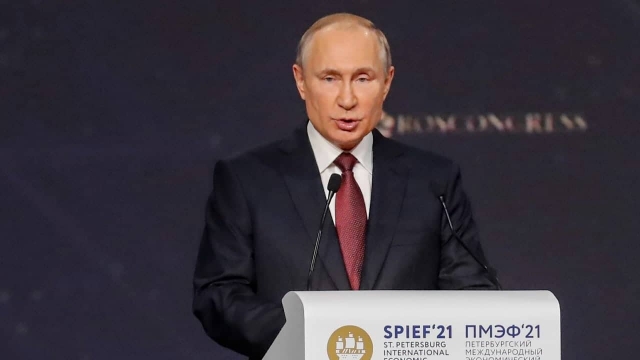 Putin invita a extranjeros a vacunarse contra COVID-19 en Rusia.