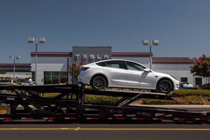 Tesla retira autos con sistema de conducción autónoma
