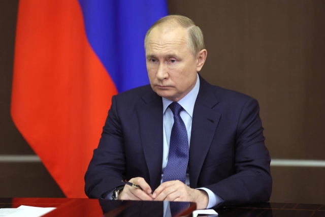 Putin recibe vacuna nasal contra COVID-19.